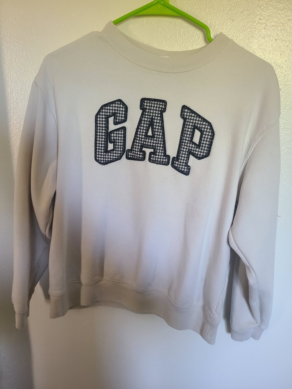 GAP Cream Crewneck Sweatshirt with Navy Houndstooth Logo